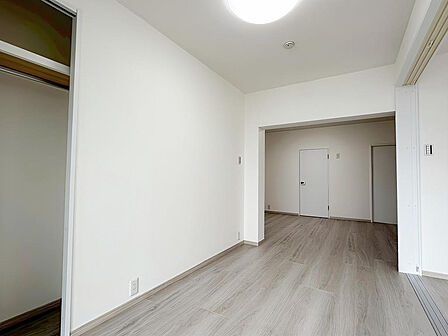 LDKと洋室(西側)は可動式の間仕切りになっています。広い一部屋としても利用できる機能的な設計です。