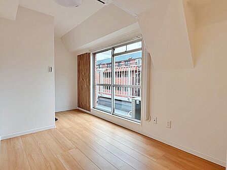 4.2帖の洋室は、大きな窓からたっぷり光が差し込む、開放的な空間です。