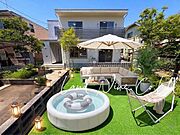 【BBQ・プール・お家キャンプまで楽しめる広々お庭付♪】 ◆ドッグランとしても活用できる大型ガーデン♪ ◆テラスと外用水栓付♪ ※人口芝を敷きガーデンセットを設置したイメージCG