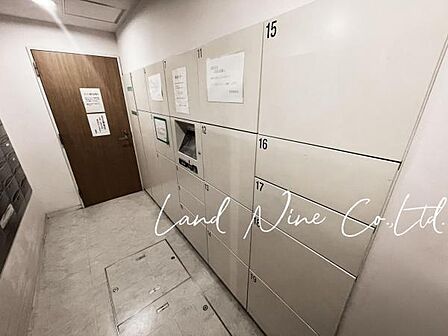 【あると便利な宅配ボックス付き】不在時でも荷物の受取ができて便利な宅配ボックス付きです。また、非対面式での受け取りが可能ですから防犯面での安心感もあります。