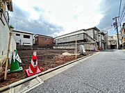 小田急線の経堂駅まで徒歩8分の好立地。通勤・通学に便利なアクセスに加え、商業施設や飲食店も身近で、暮らしやすさが魅力です。
