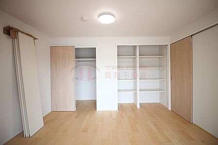 リビング横の5.7帖の洋室です