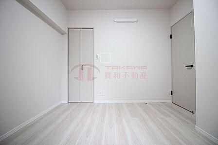 白を基調とした清潔感のあるシンプルな洋室