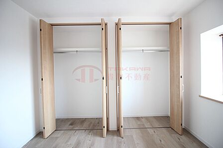 枕棚とハンガーパイプを備えた大容量のクローゼット。衣類や季節ものの荷物をたっぷり収納できます。