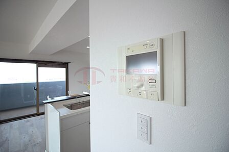 来訪者を一目で確認できるTVモニター付きインターホン。防犯面でも安心して暮らせる設備が整っています。