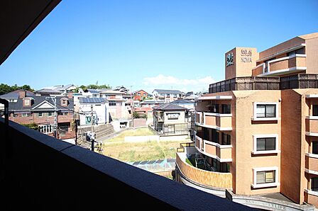 バルコニーから青空と開放感ある街並みを見渡せる陽当たり良好なロケーション