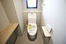 トイレ：手洗いカウンター付きのトイレはスッキリとしたデザインで、窓もあり明るいです