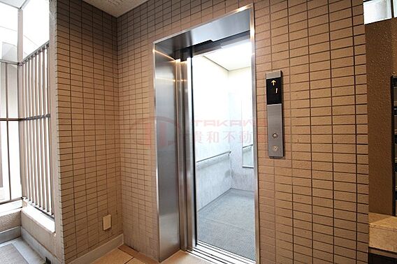 エレベーターで...
