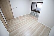 北側の6.4帖の広々とした洋室です