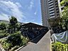 その他：屋根付きの駐輪場が敷地内に整えられています。雨の日でも自転車が濡れにくく、通学や通勤、お買い物などご家族それぞれの自転車をまとめて置いておけます。通路にもゆとりがあり、出し入れがしやすい設計です。