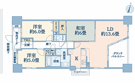 3LDK+和室の間取りです。専用ポーチ付きの玄関、グランドバルコニー、サービスバルコニーを備えています。LDと和室は続き間として使え、暮らし方に合わせて調整できます。