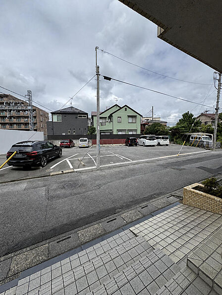 建物に隣接した敷地内の平面駐車場です。前面道路からそのまま出入りでき、車庫入れもしやすい配置です。空き状況は管理会社へご確認ください。※AIによる家具消し加工を行なっております。