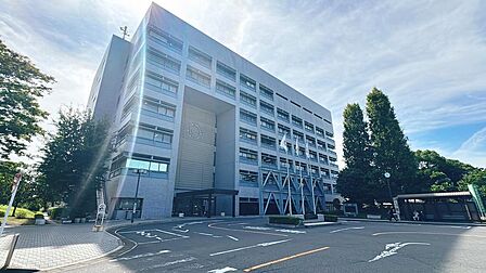 三郷市役所です。転入や各種届出の窓口が集まる公共施設で、ご家族の暮らしのさまざまな場面で足を運ぶことになる建物です。敷地には緑も多く、詳しい道のりは現地にてご案内させていただきます。
