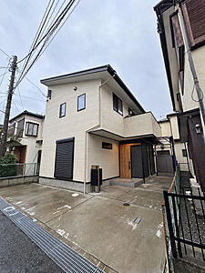 外観:2022年5月築の木造2階建て。白い外壁と木目調の玄関ドアがやさしい印象の外観です。建物前の土間コンクリートは駐車スペースとしてお使いいただけます。※AIによる家具消し加工を行なっております。 外観:2022年5月築の木造2階建て。白い外壁と木目調の玄関ドアがやさしい印象の外観です。建物前の土間コンクリートは駐車スペースとしてお使いいただけます。※AIによる家具消し加工を行なっております。