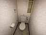 トイレ：上部収納棚付きで、トイレットペーパーなどの小物もすっきり収納できます。手洗い付きの使いやすいトイレです。※家具家電はCGで削除しています