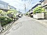 その他：現地前道　閑静な住宅地でのんびりとした癒しの生活を