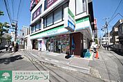 ファミリーマート草加駅東口店 徒歩9分。 690m