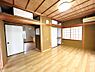 室内：【リフォーム中】LDK部分につながる洋室です。前所有者様によって畳がフローリングにリフォームされておりきれいな状態です。