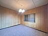 室内：【リフォーム中/2階東側洋室】床材上張り、クロス張り、建具交換、照明取り付けを行います。