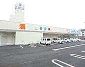 ウエルシア名古屋港東通店（262m）