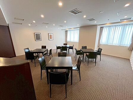 スカイクラブ キッチンやテーブル&チェアが備えられたパーティールーム。こちらから屋上スカイデッキにも出ることができます。現地(2026年9月)撮影