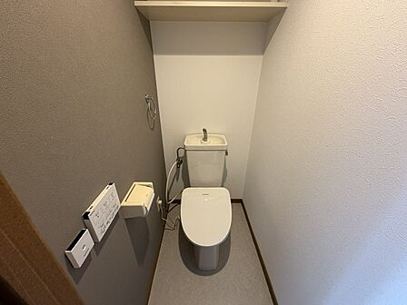 ウォシュレット付き。上部には便利な棚があります。