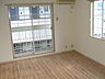 室内：2面採光のお部屋です