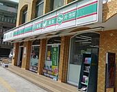 ローソンストア100浦安北栄店 徒歩5分。コンビニ 370m