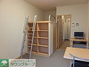 造り付ベッドの下は大容量の収納で照明付