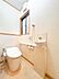 トイレ：【現況販売】1階トイレの写真です。窓付きで明るく、手洗い器も備えたトイレ。換気もしやすく、使い勝手のいい空間です。