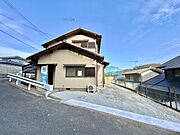 【リフォーム済】外壁塗装や駐車場の拡幅を行いました。普通車2台＋軽自動車1台分の駐車スペースがございます。