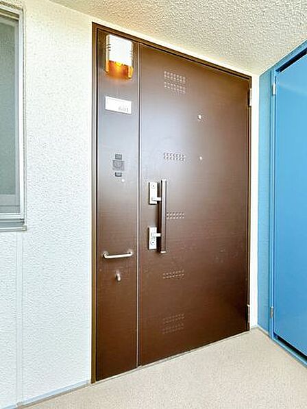 【リフォーム済】鍵穴2か所のダブルロックに、ディンプルキー採用の玄関。防犯面でも安心できる玄関です。クリーニングを行いました。