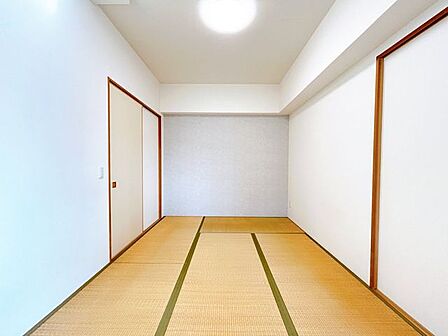 【リフォーム済】落ち着きのある6帖和室。客間やお子様の遊び場など、幅広く活用できます。クロス一部張替、照明新設しました。
