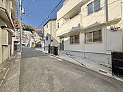 平坦な立地で車庫入れもしやすく車でのアプローチもとても良い立地です！