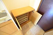 こう見えても意外と入るんです！靴コレクションはここに入れておきましょう！
