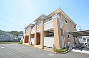 お菓子の様なカラーのハイツ！カウンターキッチンもある広々としたお部屋！