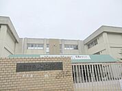 生駒市立上中学校まで1400メートル