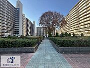 敷地内広場｜緑地に囲まれた憩いのスペース。手入れの行き届いた植栽からは、良好な管理状況が伺えますね。