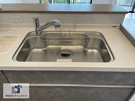 キッチン設備|お手入れしやすいステンレス製シンクを採用。浄水器一体型の水栓が設置されておりますので、飲用水としてもご利用いただけます。