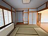 和室：リビング横の和室です。畳の表替えをしています。