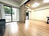 リビング/ダイニング：リビングと隣の洋室をつなげれば約20帖の大きなリビングとして利用できます。家族構成に合わせて利用できるのも魅力の1つです。