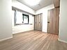 洋室：北東側の洋室は、6帖で角部屋だから窓が付いていて明るくて風通しも良く北側特有のジメっとした感じが全く感じません。