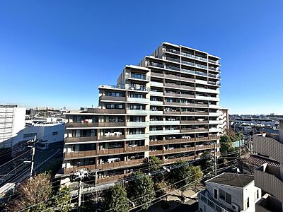 外観：【マンション外観】2018年築、総戸数170戸、温かみのある照明や植物が配置され、常に清掃・管理が行き届いたマンションです。オートロックや防犯カメラが設置されており、安心して暮らすことができます。