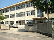 鳩里小学校（947m）
