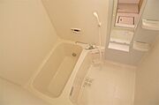 白を基調とした明るいお風呂です！
