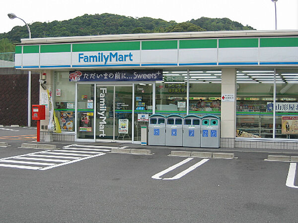 画像16:ファミリーマート 米田町船頭店（919m）