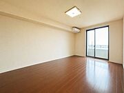 大きな掃き出し窓から光が広がる明るく使いやすい洋室☆