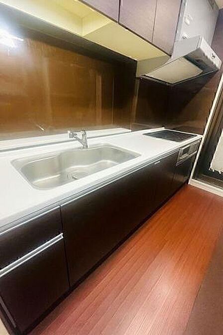 人気のシステムキッチン☆食器洗浄乾燥機なども完備！※小物類を消去する修正を行っております。