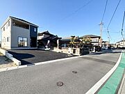前面道路が広く駐車ラクラク♪