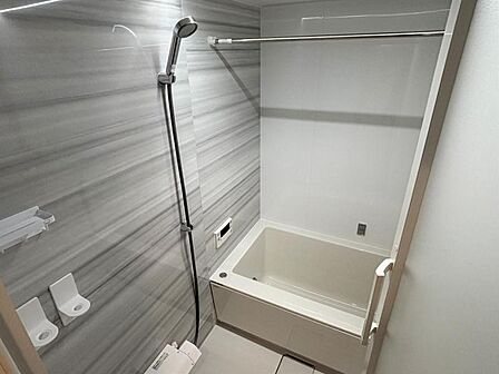 清潔感のある色合いの浴室です